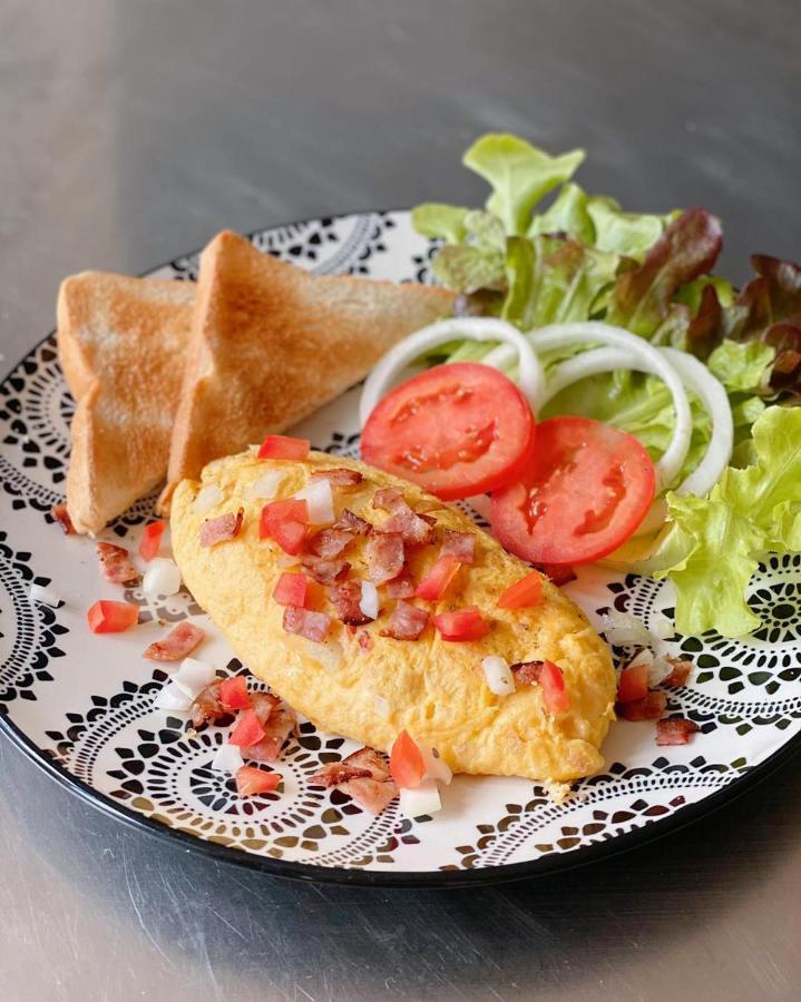 Enjoy'S Beach House & Cafe' Ban Karon Exterior foto