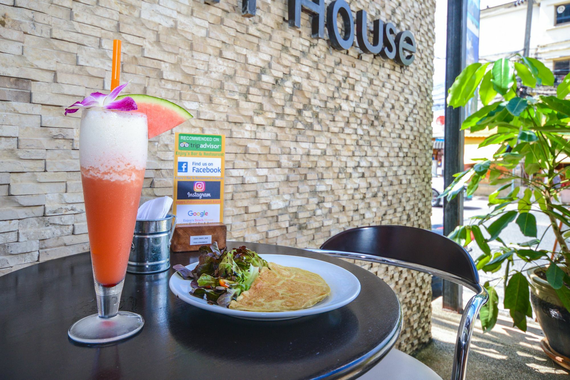 Enjoy'S Beach House & Cafe' Ban Karon Exterior foto