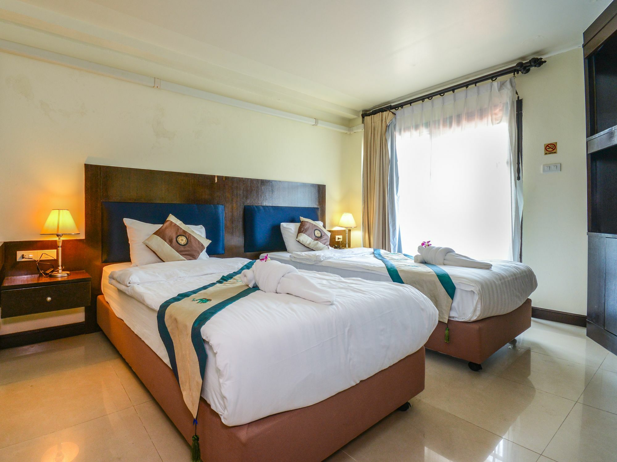 Enjoy'S Beach House & Cafe' Ban Karon Exterior foto